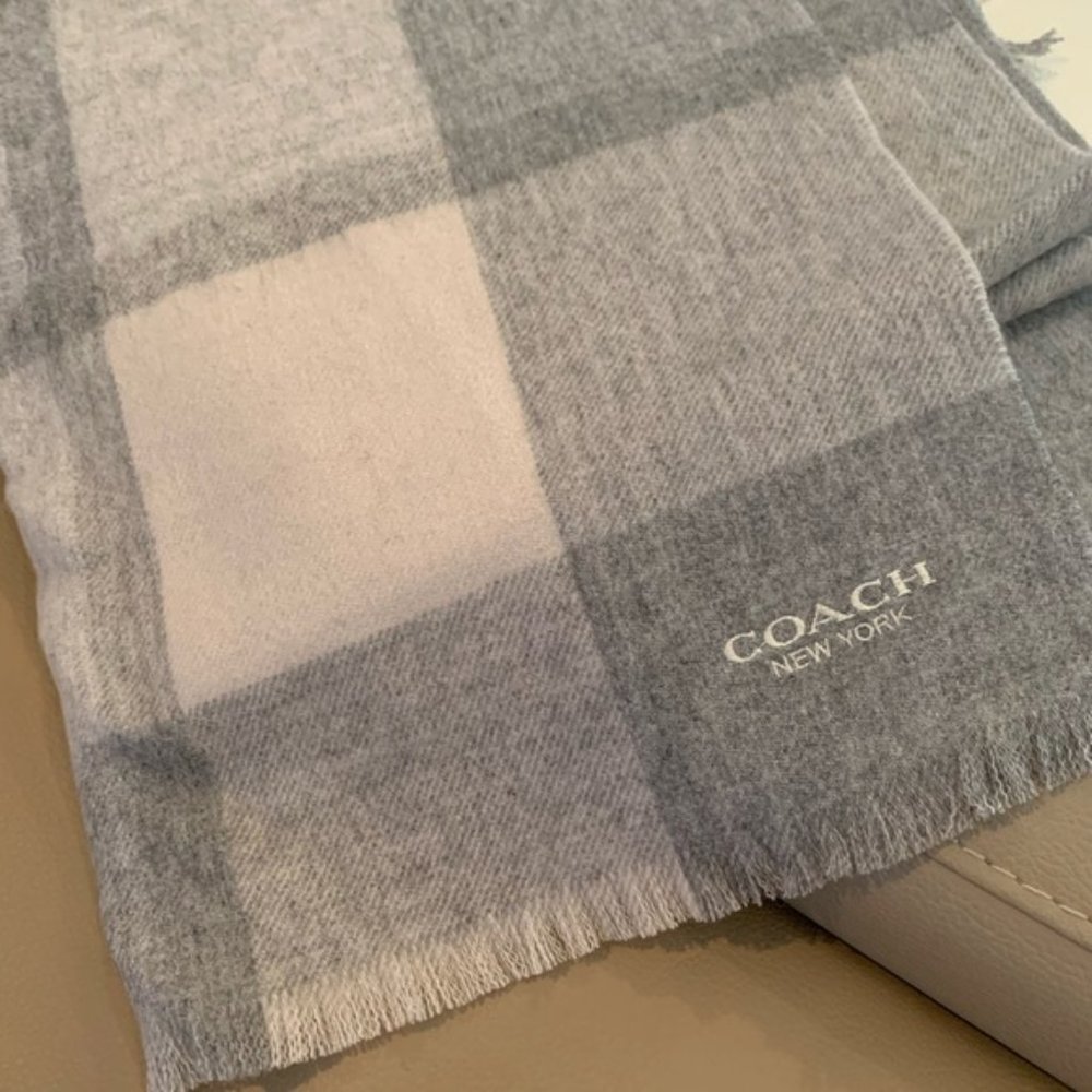 Tory Burch gold necklace - Picture 4 of 7